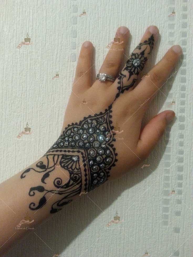 prestation henné du paradis mariage paris naturel henna henne domicile hlel tatouage fiancailles fassi mehendi day pas cher noir blanc rouge ile de france pose 78 yvelines mureaux poissy meulan argenteuil invitee main mariée