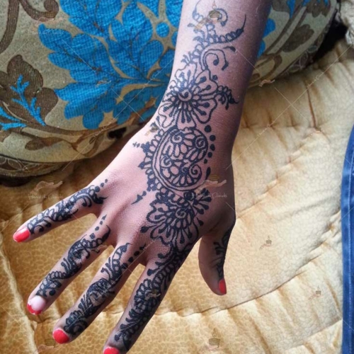 prestation henné du paradis mariage paris naturel henna henne domicile hlel tatouage fiancailles fassi mehendi day pas cher noir blanc rouge ile de france pose 78 yvelines mureaux poissy meulan argenteuil invitee main mariée