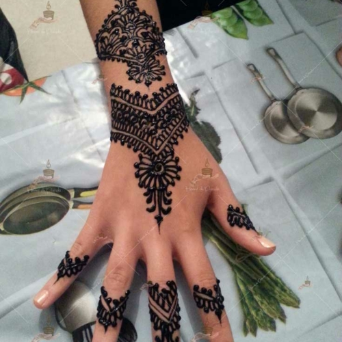 prestation henné du paradis mariage paris naturel henna henne domicile hlel tatouage fiancailles fassi mehendi day pas cher noir blanc rouge ile de france pose 78 yvelines mureaux poissy meulan argenteuil invitee main mariée