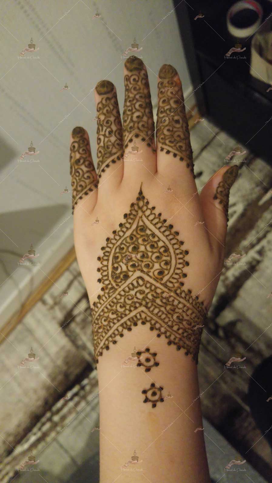 prestation henné du paradis mariage paris naturel henna henne domicile hlel tatouage fiancailles fassi mehendi day pas cher noir blanc rouge ile de france pose 78 yvelines mureaux poissy meulan argenteuil invitee main mariée