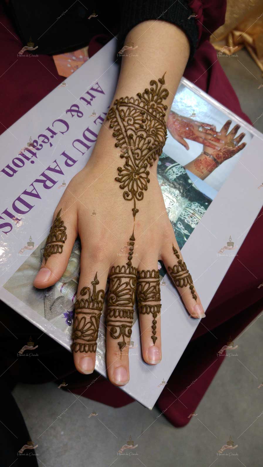 prestation henné du paradis mariage paris naturel henna henne domicile hlel tatouage fiancailles fassi mehendi day pas cher noir blanc rouge ile de france pose 78 yvelines mureaux poissy meulan argenteuil invitee main mariée