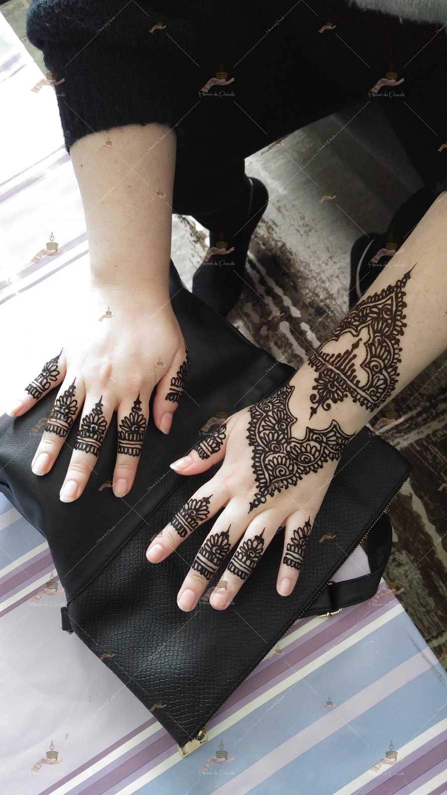 prestation henné du paradis mariage paris naturel henna henne domicile hlel tatouage fiancailles fassi mehendi day pas cher noir blanc rouge ile de france pose 78 yvelines mureaux poissy meulan argenteuil invitee main mariée