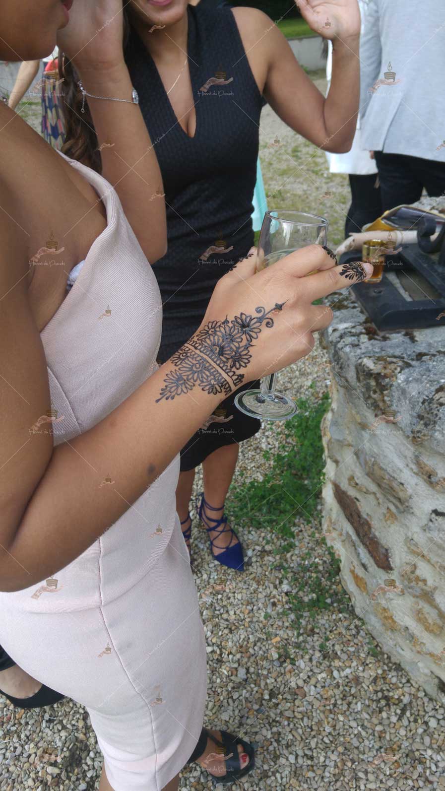 prestation henné du paradis mariage paris naturel henna henne domicile hlel tatouage fiancailles fassi mehendi day pas cher noir blanc rouge ile de france pose 78 yvelines mureaux poissy meulan argenteuil invitee main mariée