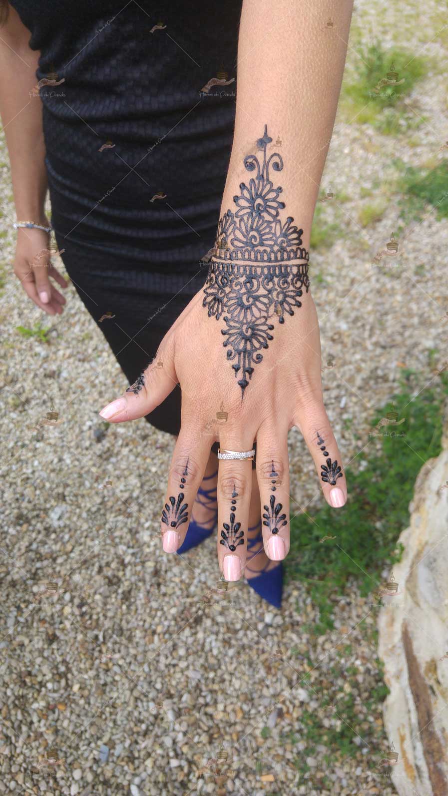 prestation henné du paradis mariage paris naturel henna henne domicile hlel tatouage fiancailles fassi mehendi day pas cher noir blanc rouge ile de france pose 78 yvelines mureaux poissy meulan argenteuil invitee main mariée