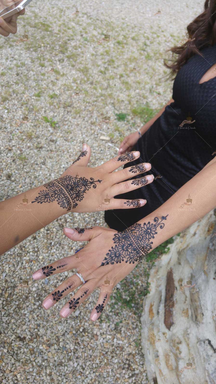 prestation henné du paradis mariage paris naturel henna henne domicile hlel tatouage fiancailles fassi mehendi day pas cher noir blanc rouge ile de france pose 78 yvelines mureaux poissy meulan argenteuil invitee main mariée