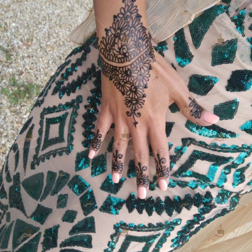 prestation henné du paradis mariage paris naturel henna henne domicile hlel tatouage fiancailles fassi mehendi day pas cher noir blanc rouge ile de france pose 78 yvelines mureaux poissy meulan argenteuil invitee main mariée