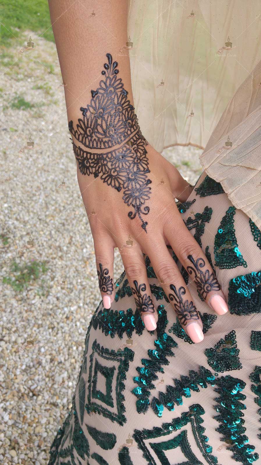 prestation henné du paradis mariage paris naturel henna henne domicile hlel tatouage fiancailles fassi mehendi day pas cher noir blanc rouge ile de france pose 78 yvelines mureaux poissy meulan argenteuil invitee main mariée