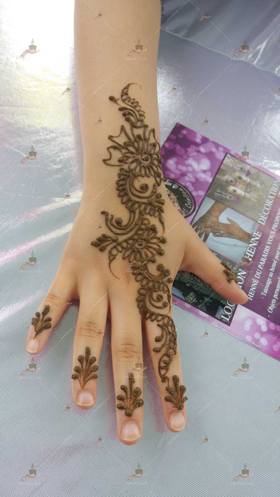 prestation henné du paradis mariage paris naturel henna henne domicile hlel tatouage fiancailles fassi mehendi day pas cher noir blanc rouge ile de france pose 78 yvelines mureaux poissy meulan argenteuil invitee main mariée