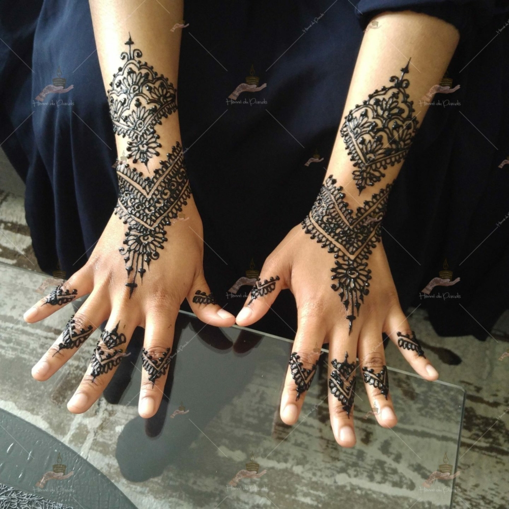 prestation henné du paradis mariage paris naturel henna henne domicile hlel tatouage fiancailles fassi mehendi day pas cher noir blanc rouge ile de france pose 78 yvelines mureaux poissy meulan argenteuil invitee main mariée