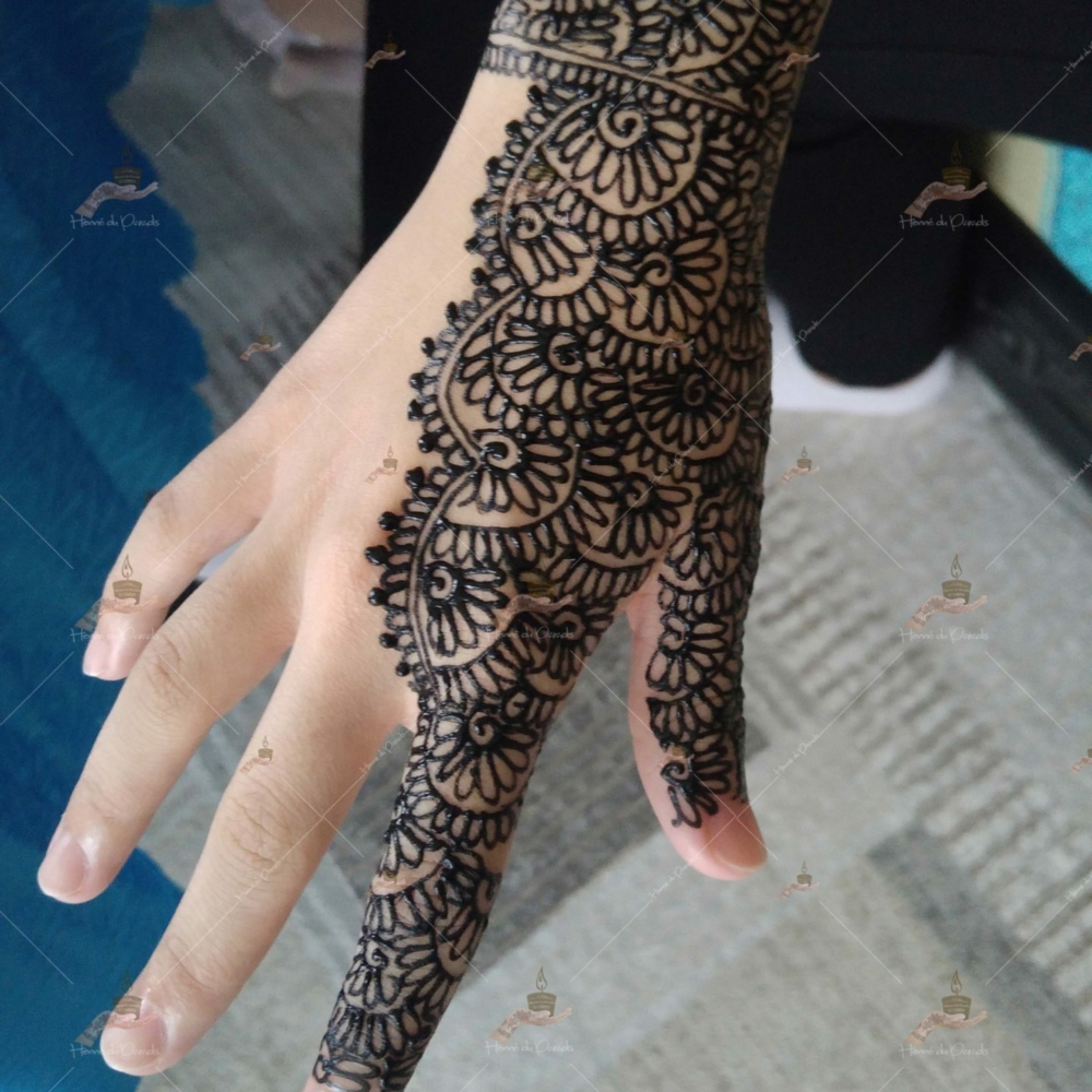 prestation henné du paradis mariage paris naturel henna henne domicile hlel tatouage fiancailles fassi mehendi day pas cher noir blanc rouge ile de france pose 78 yvelines mureaux poissy meulan argenteuil invitee main mariée