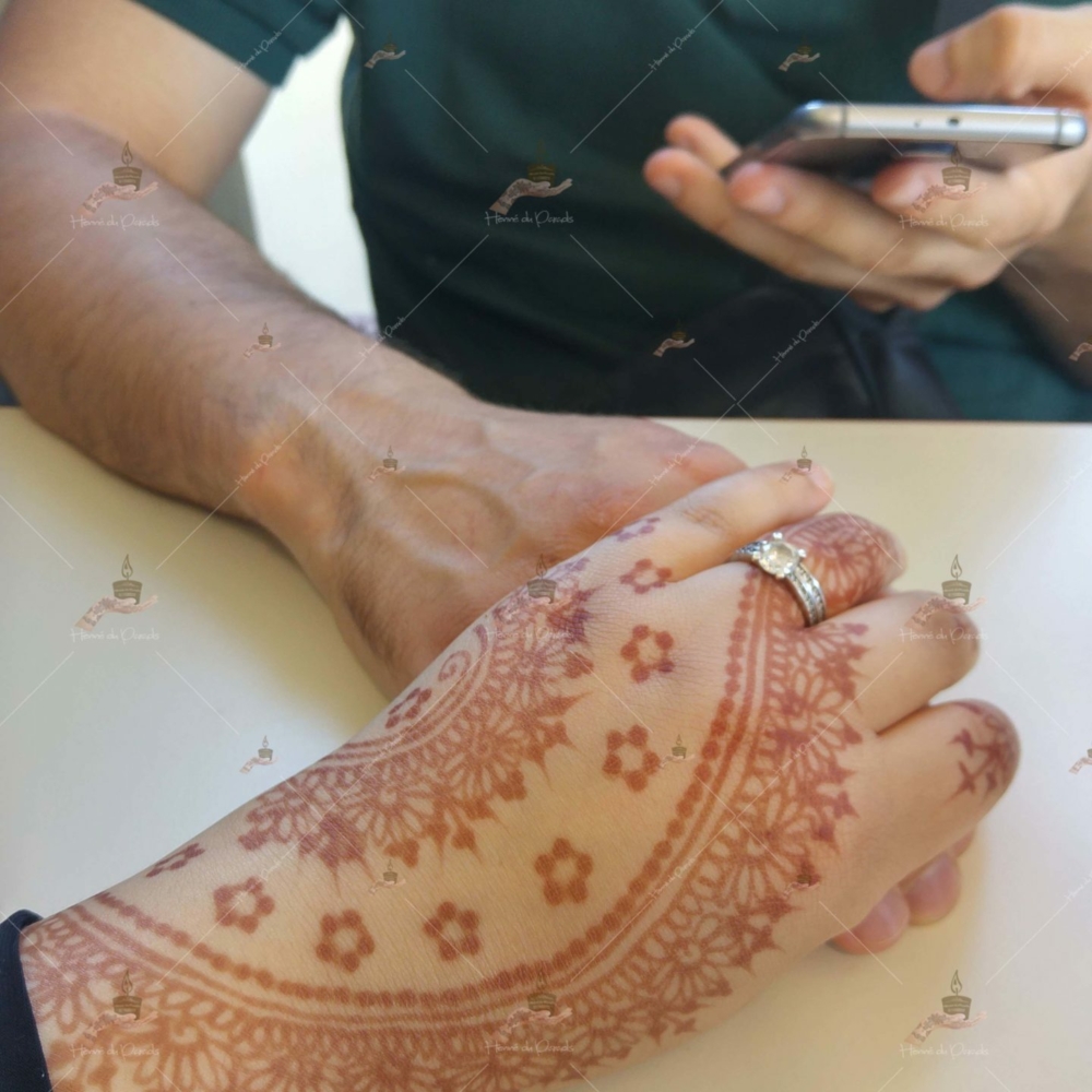 prestation henné du paradis mariage paris naturel henna henne domicile hlel tatouage fiancailles fassi mehendi day pas cher noir blanc rouge ile de france pose 78 yvelines mureaux poissy meulan argenteuil invitee main mariée