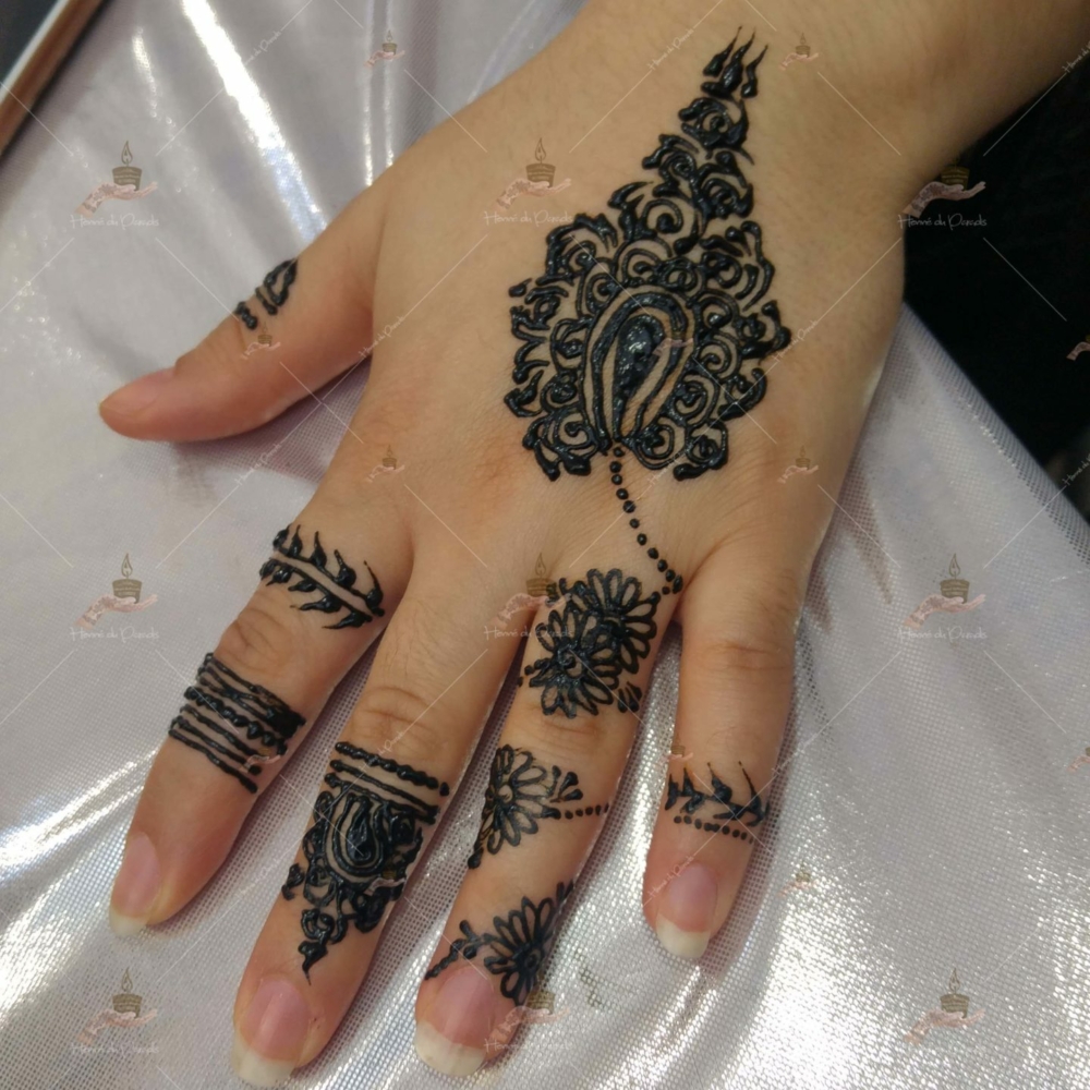 prestation henné du paradis mariage paris naturel henna henne domicile hlel tatouage fiancailles fassi mehendi day pas cher noir blanc rouge ile de france pose 78 yvelines mureaux poissy meulan argenteuil invitee main mariée