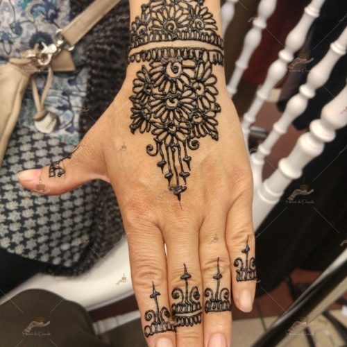 prestation henné du paradis mariage paris naturel henna henne domicile hlel tatouage fiancailles fassi mehendi day pas cher noir blanc rouge ile de france pose 78 yvelines mureaux poissy meulan argenteuil invitee main mariée