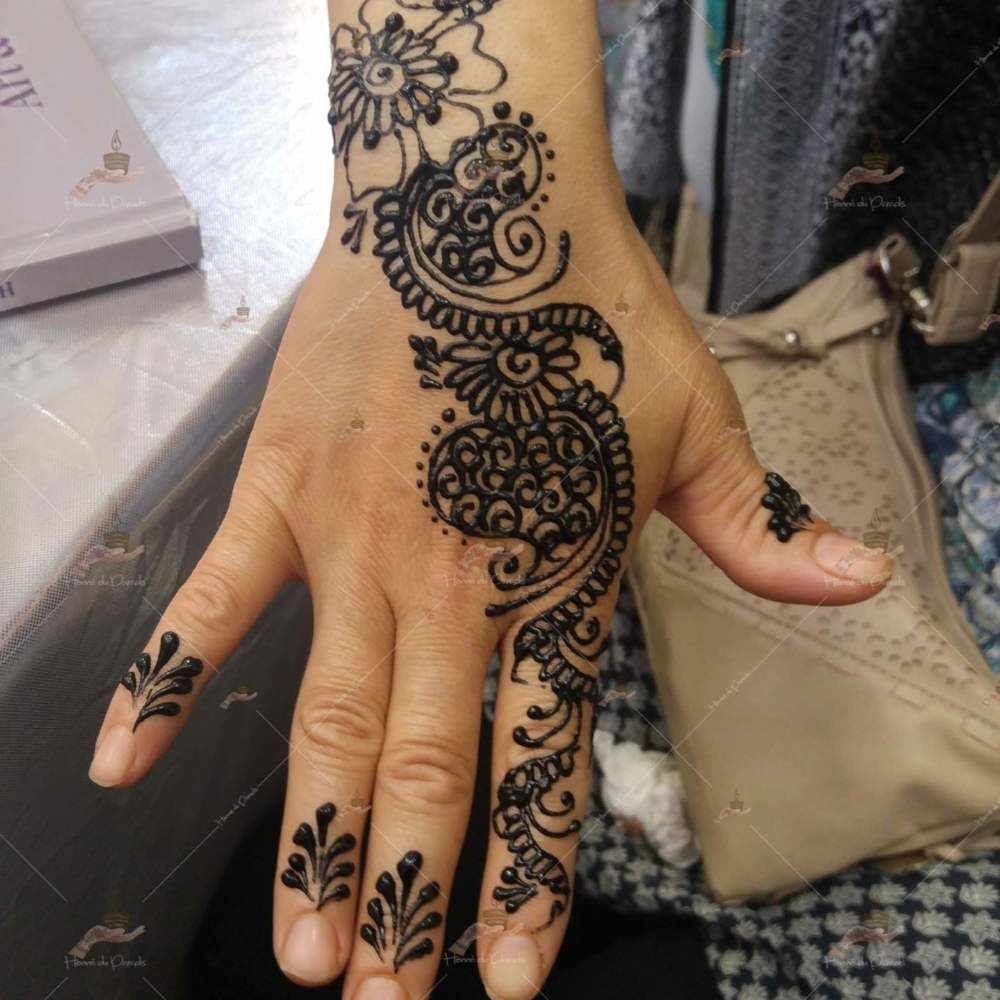 prestation henné du paradis mariage paris naturel henna henne domicile hlel tatouage fiancailles fassi mehendi day pas cher noir blanc rouge ile de france pose 78 yvelines mureaux poissy meulan argenteuil invitee main mariée