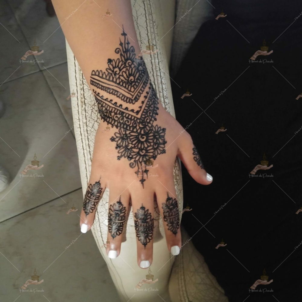 prestation henné du paradis mariage paris naturel henna henne domicile hlel tatouage fiancailles fassi mehendi day pas cher noir blanc rouge ile de france pose 78 yvelines mureaux poissy meulan argenteuil invitee main mariée