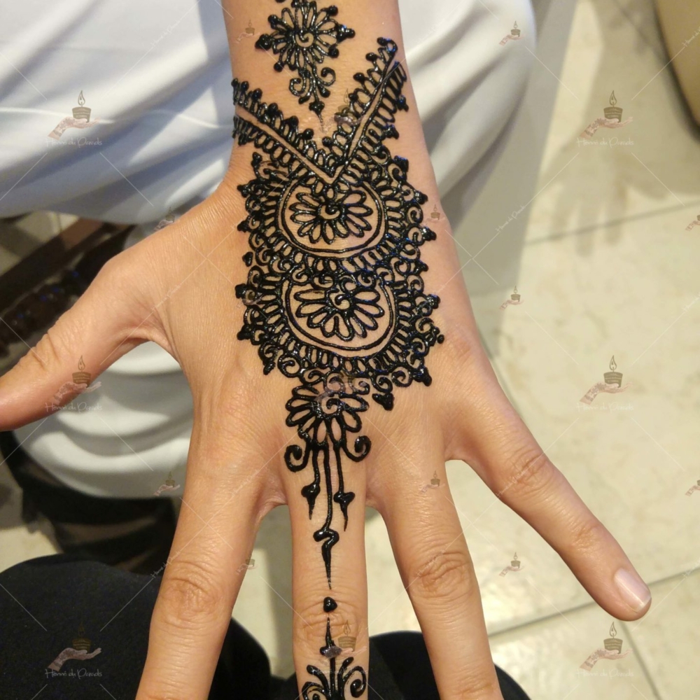 prestation henné du paradis mariage paris naturel henna henne domicile hlel tatouage fiancailles fassi mehendi day pas cher noir blanc rouge ile de france pose 78 yvelines mureaux poissy meulan argenteuil invitee main mariée