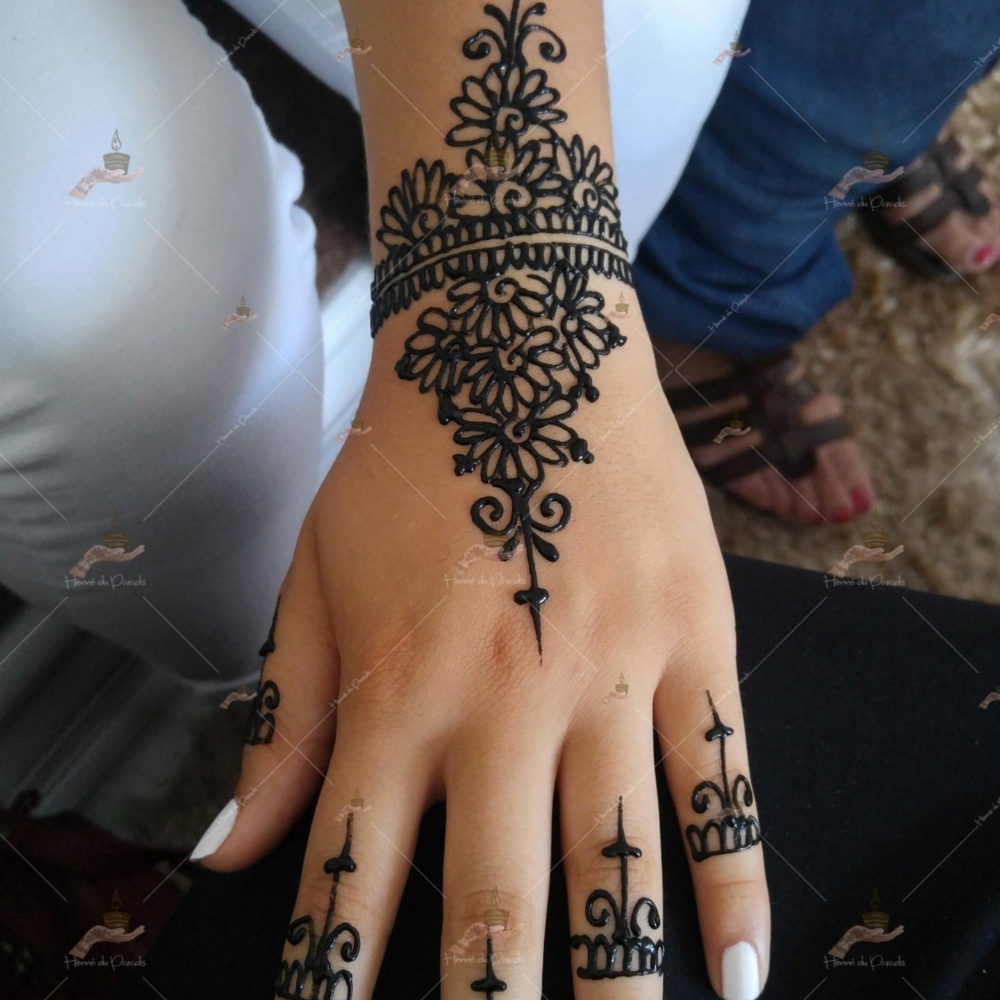 prestation henné du paradis mariage paris naturel henna henne domicile hlel tatouage fiancailles fassi mehendi day pas cher noir blanc rouge ile de france pose 78 yvelines mureaux poissy meulan argenteuil invitee main mariée