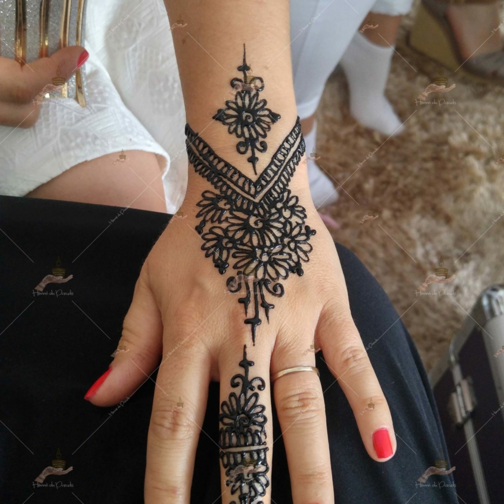 prestation henné du paradis mariage paris naturel henna henne domicile hlel tatouage fiancailles fassi mehendi day pas cher noir blanc rouge ile de france pose 78 yvelines mureaux poissy meulan argenteuil invitee main mariée