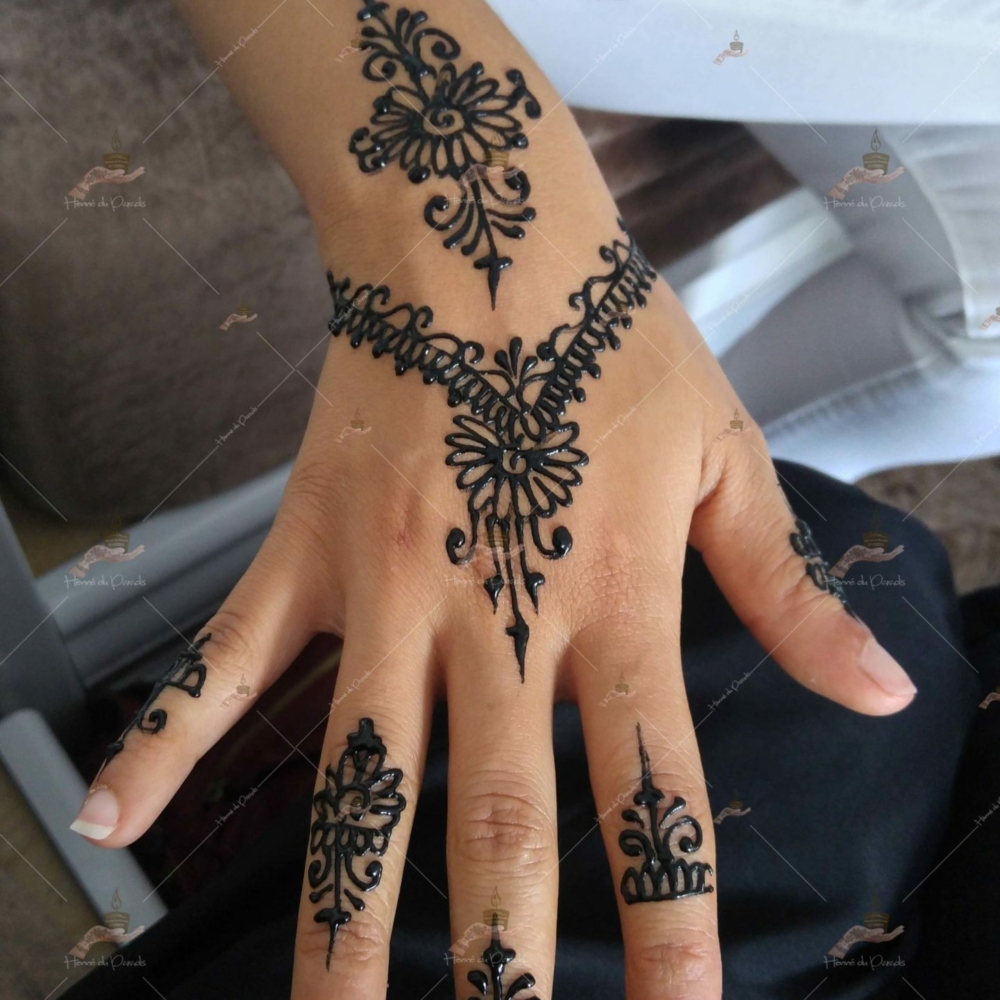 prestation henné du paradis mariage paris naturel henna henne domicile hlel tatouage fiancailles fassi mehendi day pas cher noir blanc rouge ile de france pose 78 yvelines mureaux poissy meulan argenteuil invitee main mariée