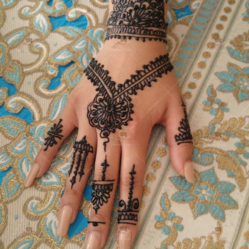 prestation henné du paradis mariage paris naturel henna henne domicile hlel tatouage fiancailles fassi mehendi day pas cher noir blanc rouge ile de france pose 78 yvelines mureaux poissy meulan argenteuil invitee main mariée