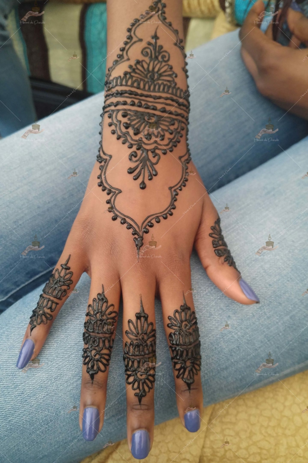 prestation henné du paradis mariage paris naturel henna henne domicile hlel tatouage fiancailles fassi mehendi day pas cher noir blanc rouge ile de france pose 78 yvelines mureaux poissy meulan argenteuil invitee main mariée