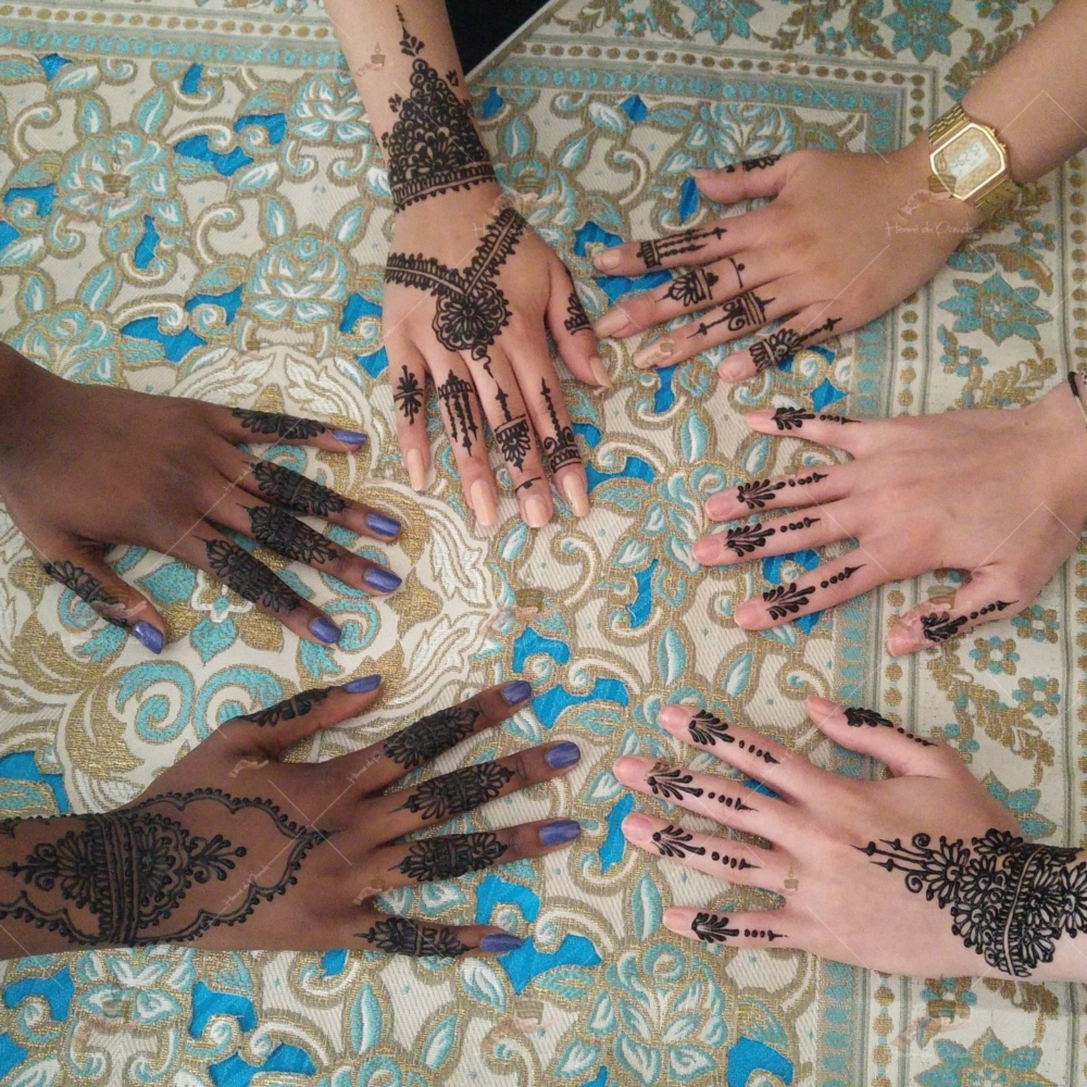 prestation henné du paradis mariage paris naturel henna henne domicile hlel tatouage fiancailles fassi mehendi day pas cher noir blanc rouge ile de france pose 78 yvelines mureaux poissy meulan argenteuil invitee main mariée