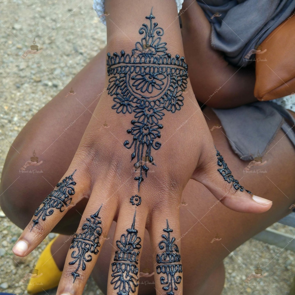 prestation henné du paradis mariage paris naturel henna henne domicile hlel tatouage fiancailles fassi mehendi day pas cher noir blanc rouge ile de france pose 78 yvelines mureaux poissy meulan argenteuil invitee main mariée