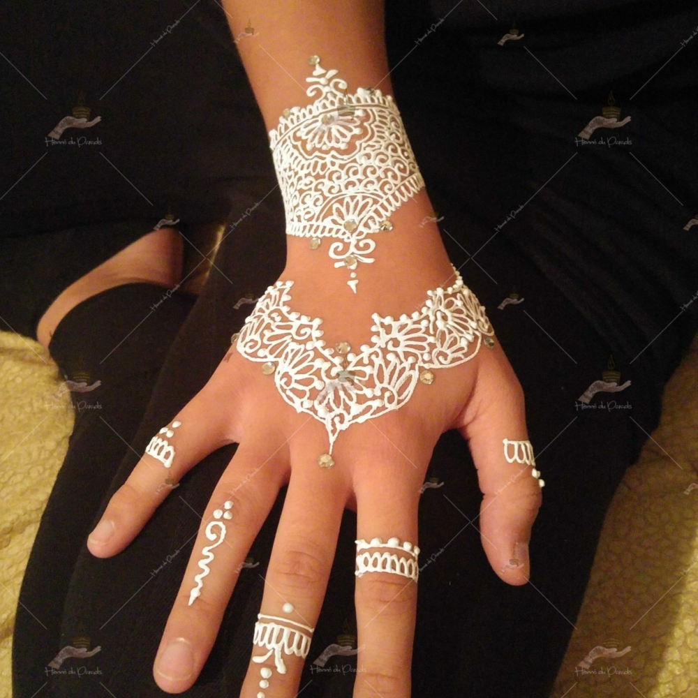 prestation henné du paradis mariage paris naturel henna henne domicile hlel tatouage fiancailles fassi mehendi day pas cher noir blanc rouge ile de france pose 78 yvelines mureaux poissy meulan argenteuil invitee main mariée