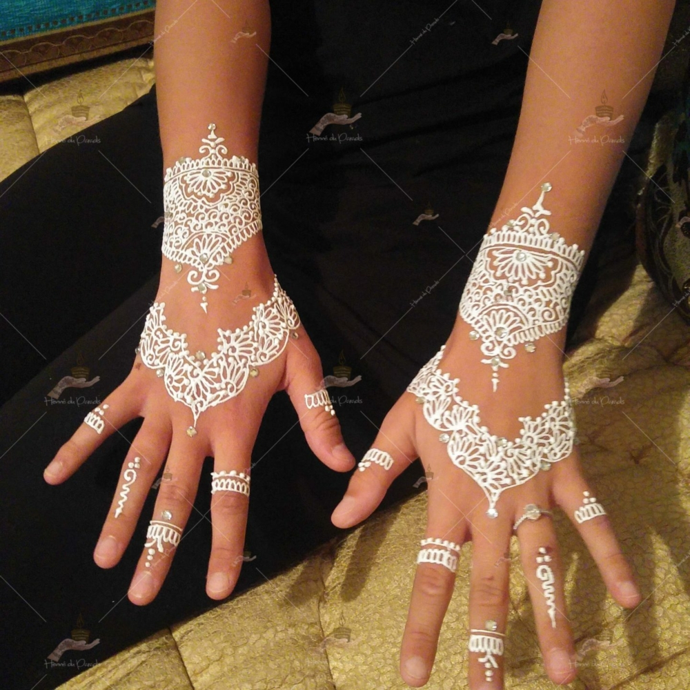 prestation henné du paradis mariage paris naturel henna henne domicile hlel tatouage fiancailles fassi mehendi day pas cher noir blanc rouge ile de france pose 78 yvelines mureaux poissy meulan argenteuil invitee main mariée