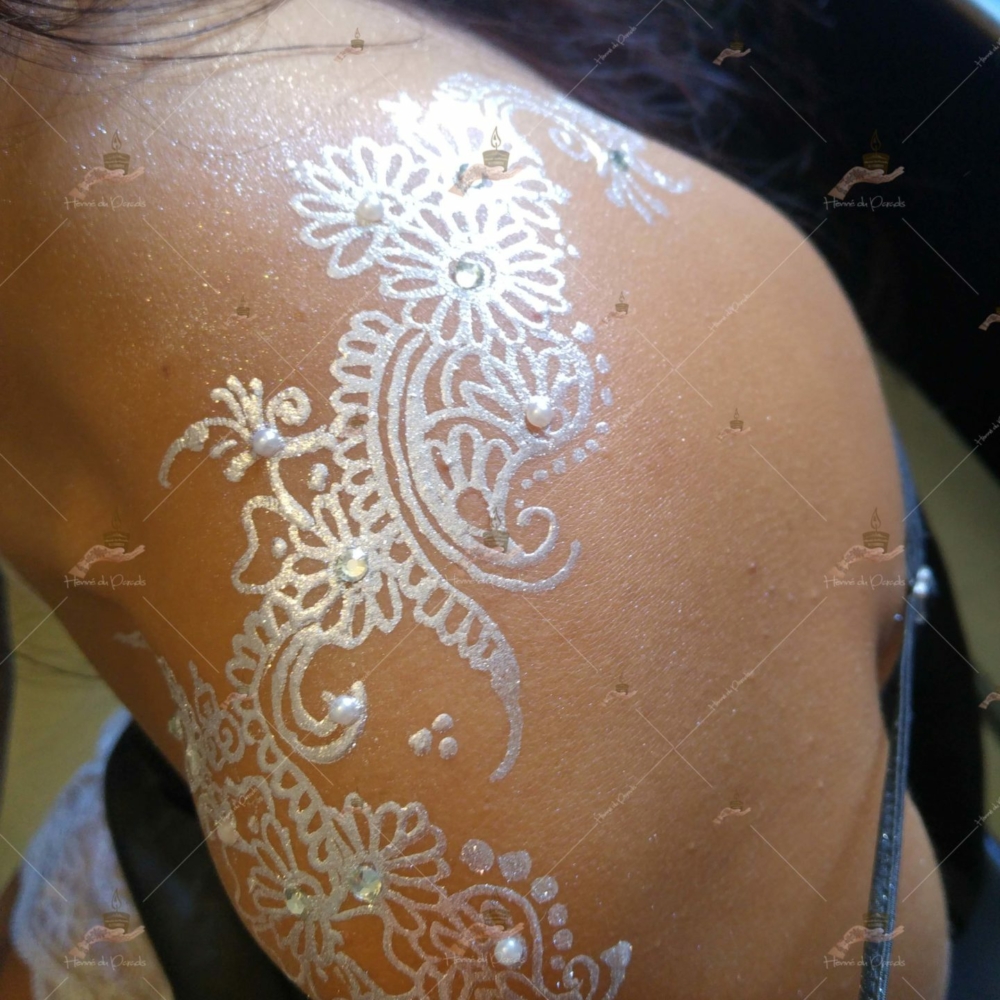 prestation henné du paradis mariage paris naturel henna henne domicile hlel tatouage fiancailles fassi mehendi day pas cher noir blanc rouge ile de france pose 78 yvelines mureaux poissy meulan argenteuil invitee main mariée