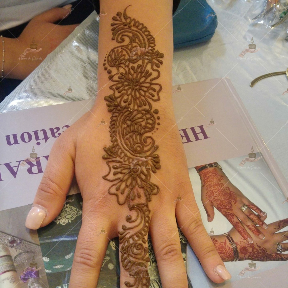 prestation henné du paradis mariage paris naturel henna henne domicile hlel tatouage fiancailles fassi mehendi day pas cher noir blanc rouge ile de france pose 78 yvelines mureaux poissy meulan argenteuil invitee main mariée