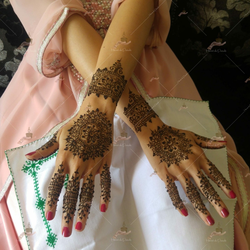 prestation henné du paradis mariage paris naturel henna henne domicile hlel tatouage fiancailles fassi mehendi day pas cher noir blanc rouge ile de france pose 78 yvelines mureaux poissy meulan argenteuil invitee main mariée