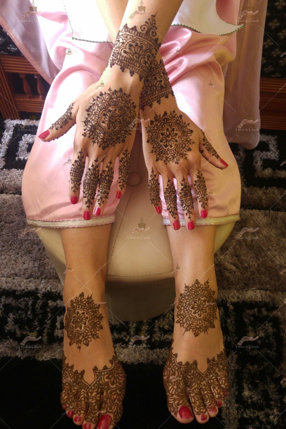 prestation henné du paradis mariage paris naturel henna henne domicile hlel tatouage fiancailles fassi mehendi day pas cher noir blanc rouge ile de france pose 78 yvelines mureaux poissy meulan argenteuil invitee main mariée