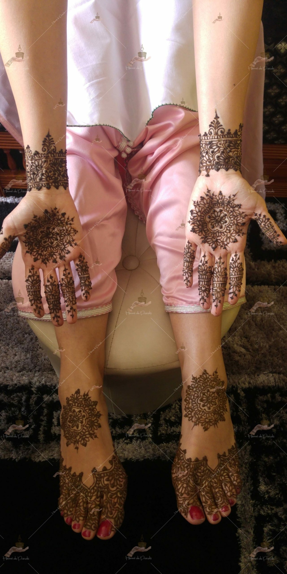 prestation henné du paradis mariage paris naturel henna henne domicile hlel tatouage fiancailles fassi mehendi day pas cher noir blanc rouge ile de france pose 78 yvelines mureaux poissy meulan argenteuil invitee main mariée