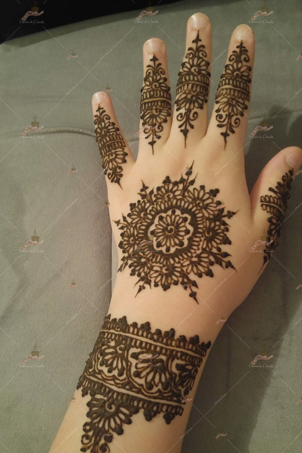 prestation henné du paradis mariage paris naturel henna henne domicile hlel tatouage fiancailles fassi mehendi day pas cher noir blanc rouge ile de france pose 78 yvelines mureaux poissy meulan argenteuil invitee main mariée