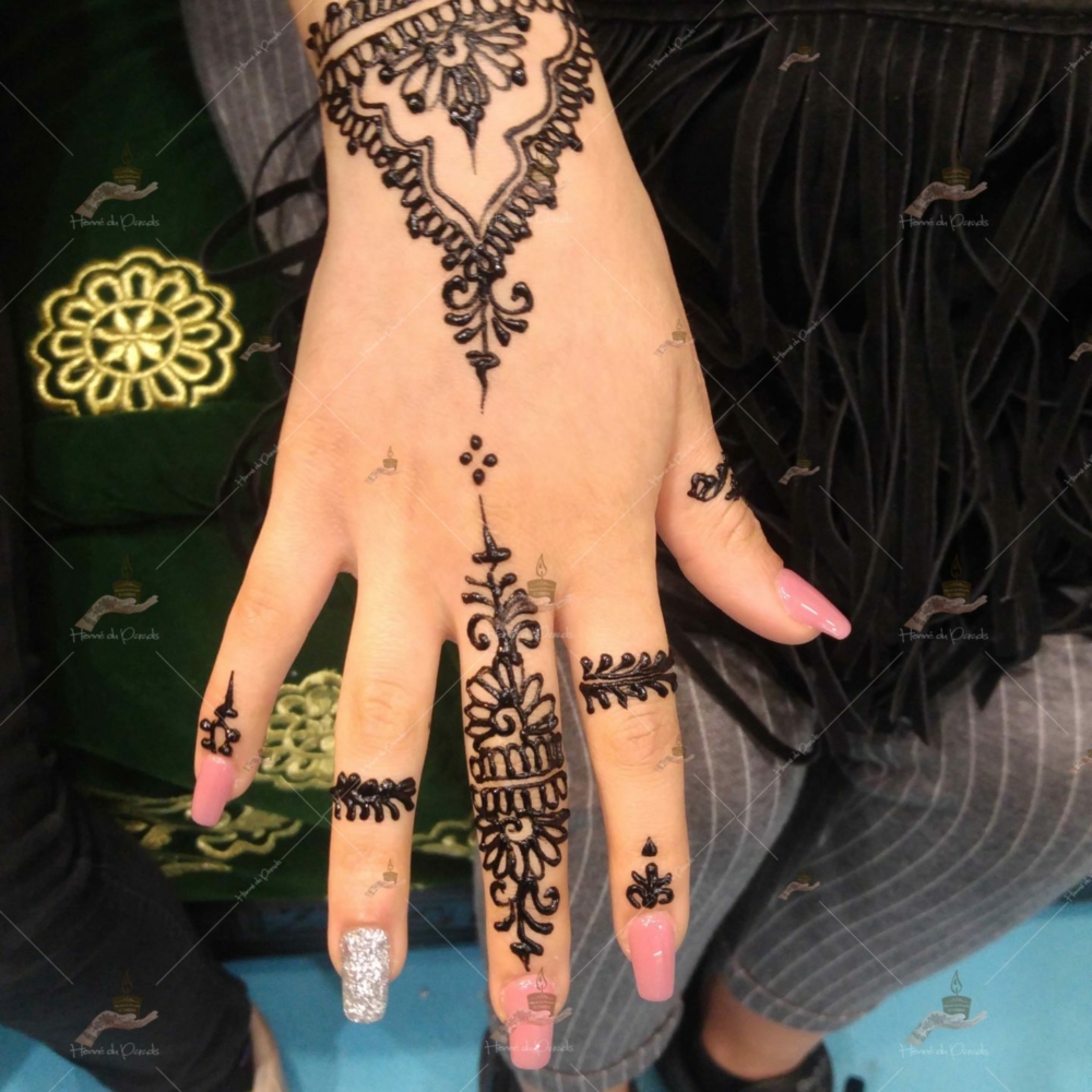 prestation henné du paradis mariage paris naturel henna henne domicile hlel tatouage fiancailles fassi mehendi day pas cher noir blanc rouge ile de france pose 78 yvelines mureaux poissy meulan argenteuil invitee main mariée