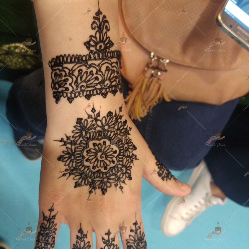 prestation henné du paradis mariage paris naturel henna henne domicile hlel tatouage fiancailles fassi mehendi day pas cher noir blanc rouge ile de france pose 78 yvelines mureaux poissy meulan argenteuil invitee main mariée