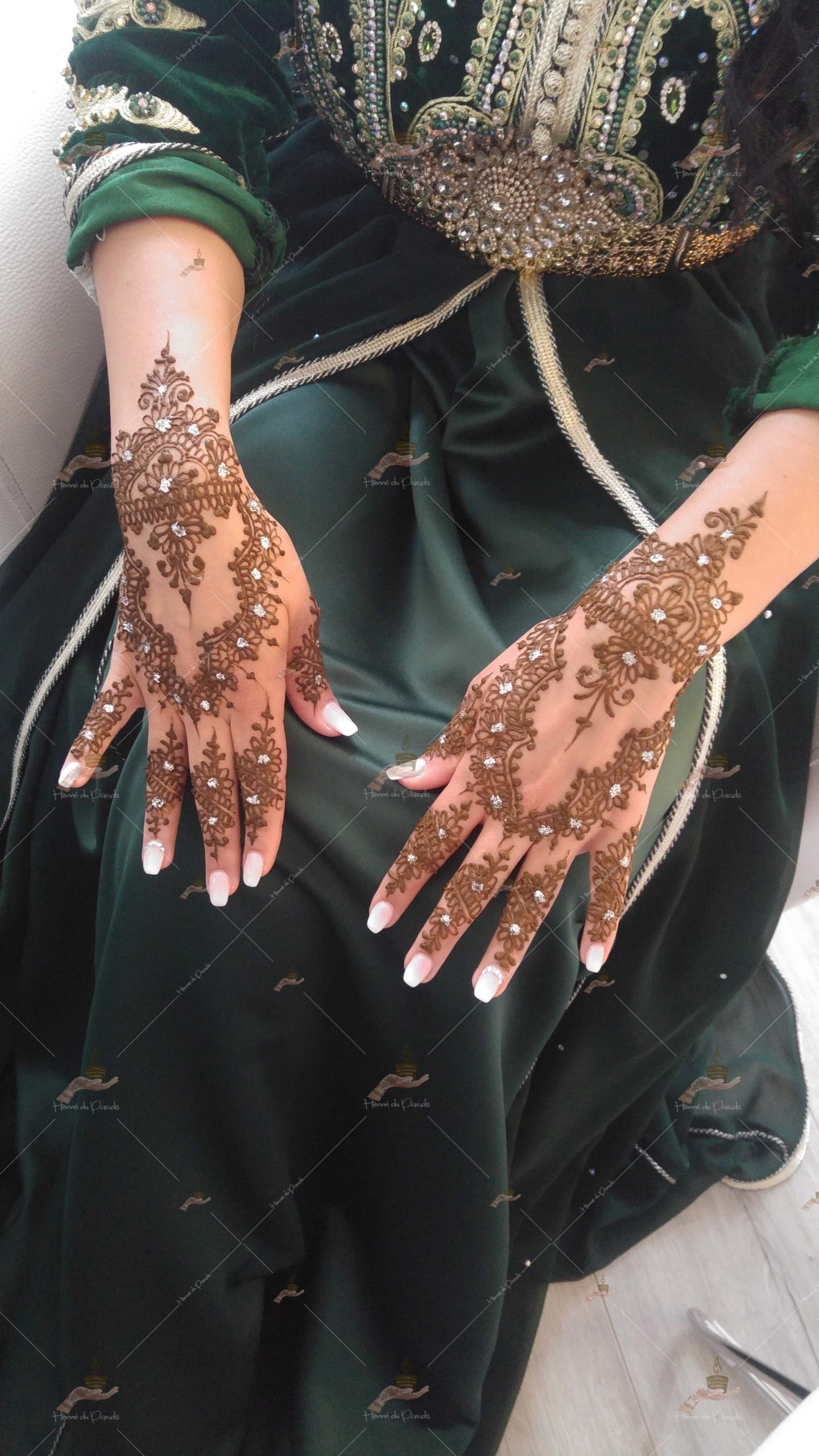 prestation henné du paradis mariage paris naturel henna henne domicile hlel tatouage fiancailles fassi mehendi day pas cher noir blanc rouge ile de france pose 78 yvelines mureaux poissy meulan argenteuil invitee main mariée