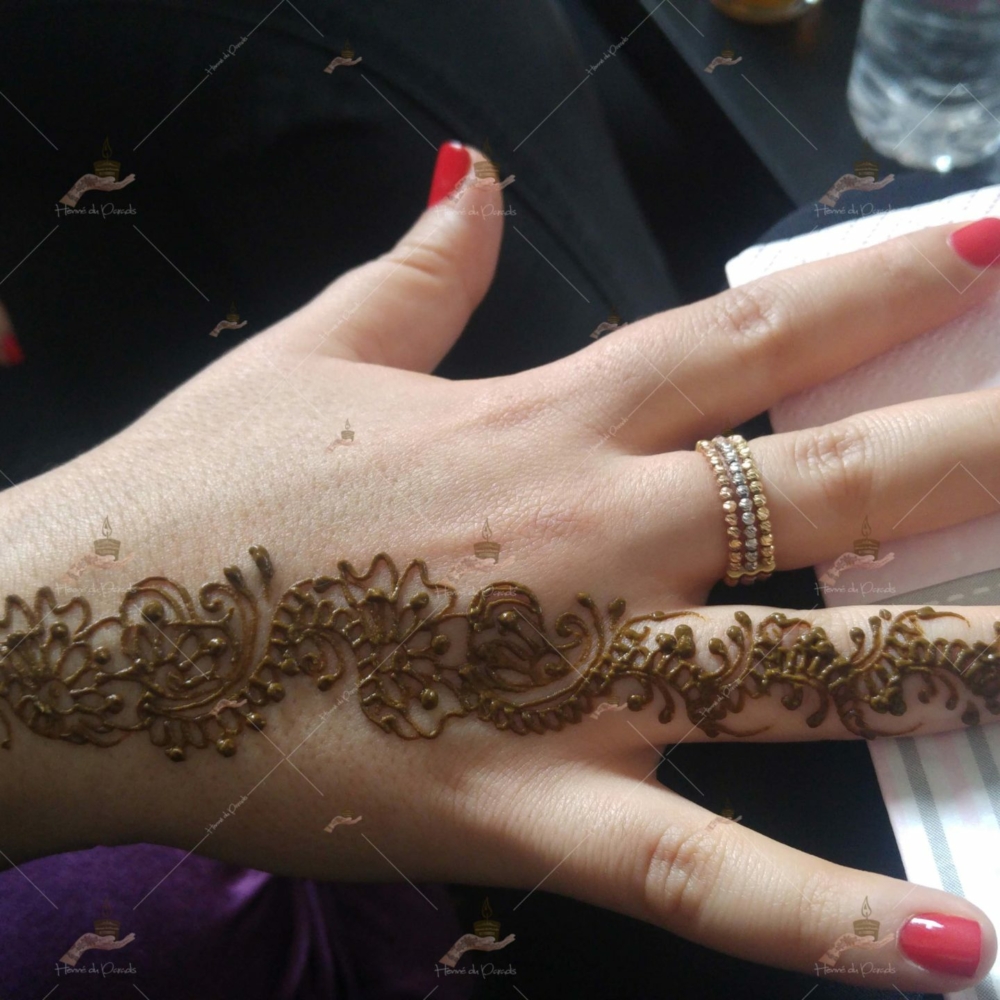 prestation henné du paradis mariage paris naturel henna henne domicile hlel tatouage fiancailles fassi mehendi day pas cher noir blanc rouge ile de france pose 78 yvelines mureaux poissy meulan argenteuil invitee main mariée