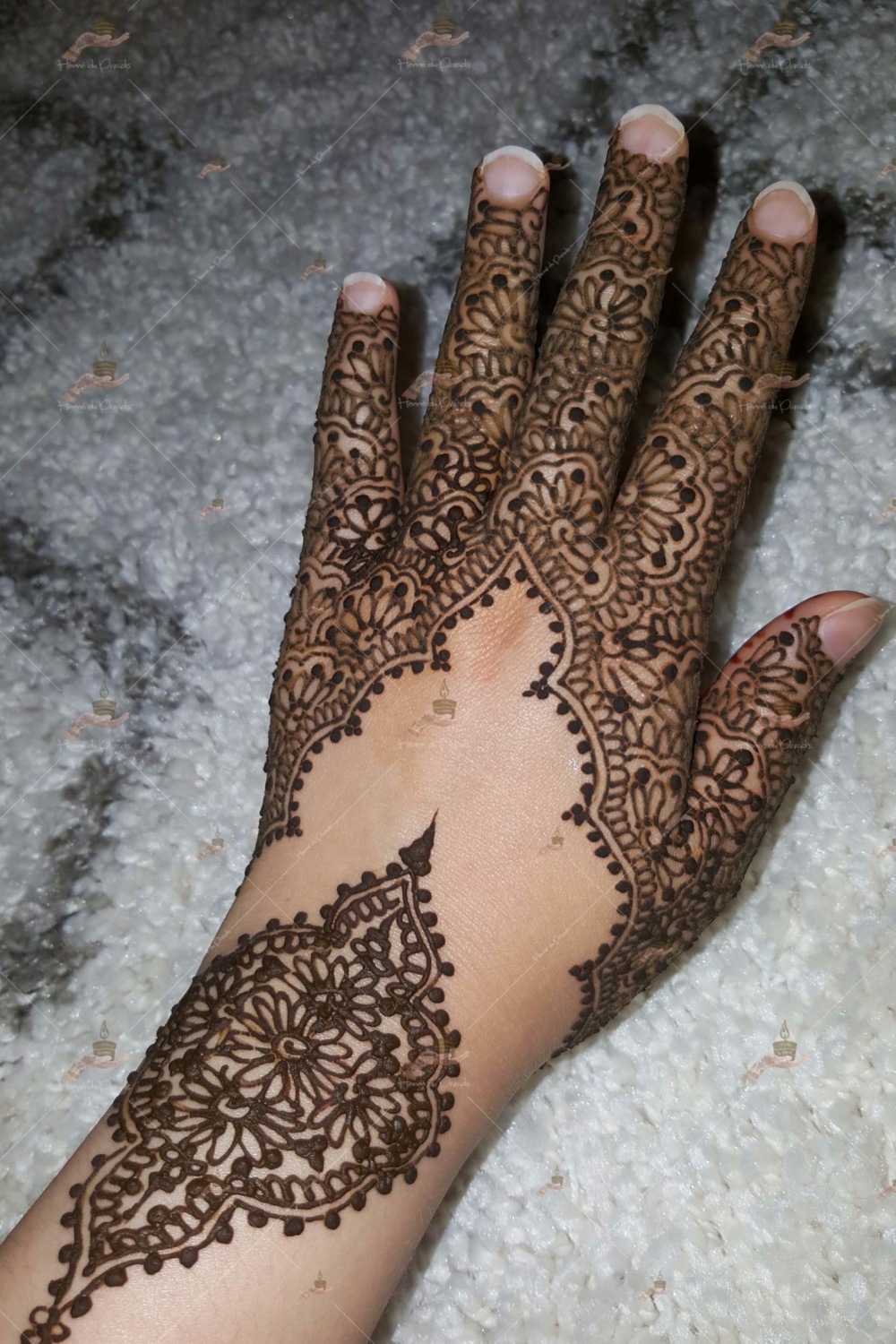 prestation henné du paradis mariage paris naturel henna henne domicile hlel tatouage fiancailles fassi mehendi day pas cher noir blanc rouge ile de france pose 78 yvelines mureaux poissy meulan argenteuil invitee main mariée