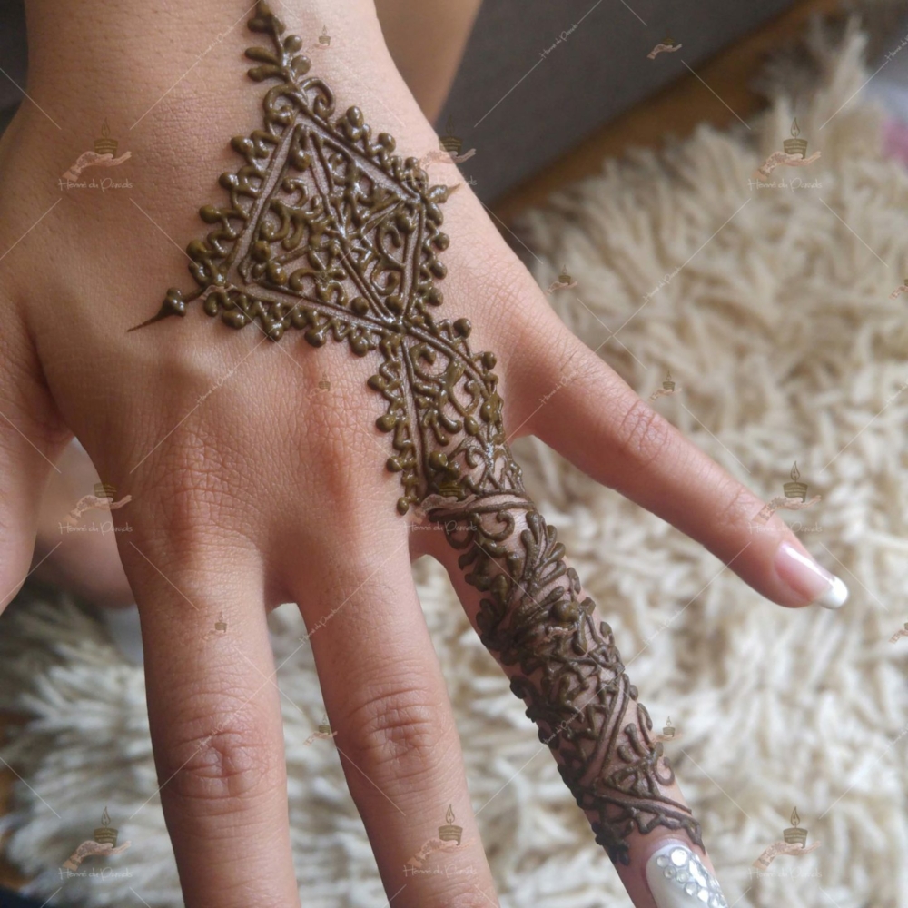 prestation henné du paradis mariage paris naturel henna henne domicile hlel tatouage fiancailles fassi mehendi day pas cher noir blanc rouge ile de france pose 78 yvelines mureaux poissy meulan argenteuil invitee main mariée