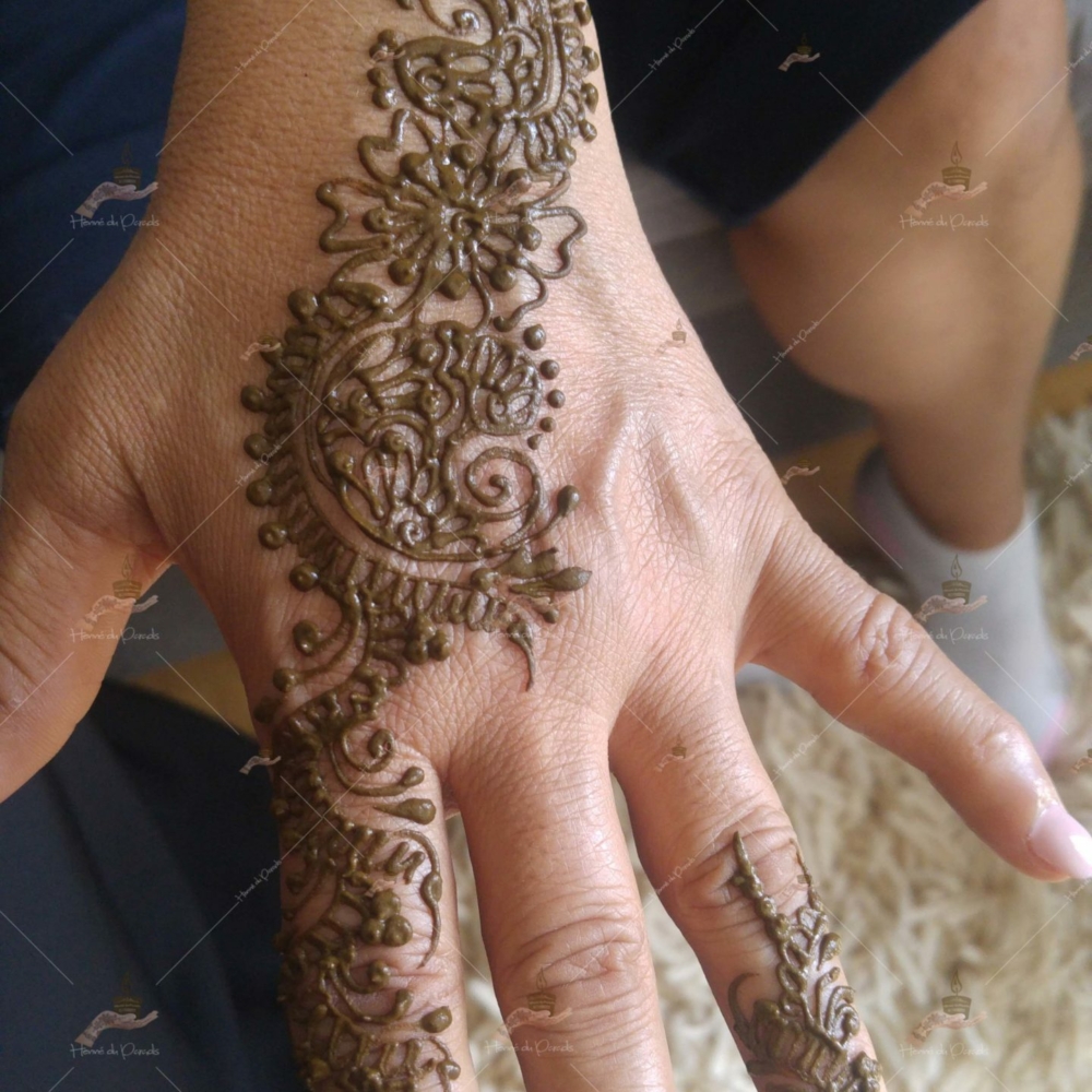 prestation henné du paradis mariage paris naturel henna henne domicile hlel tatouage fiancailles fassi mehendi day pas cher noir blanc rouge ile de france pose 78 yvelines mureaux poissy meulan argenteuil invitee main mariée