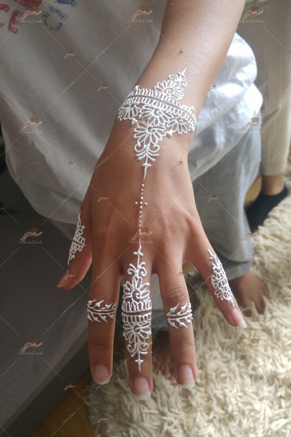 prestation henné du paradis mariage paris naturel henna henne domicile hlel tatouage fiancailles fassi mehendi day pas cher noir blanc rouge ile de france pose 78 yvelines mureaux poissy meulan argenteuil invitee main mariée