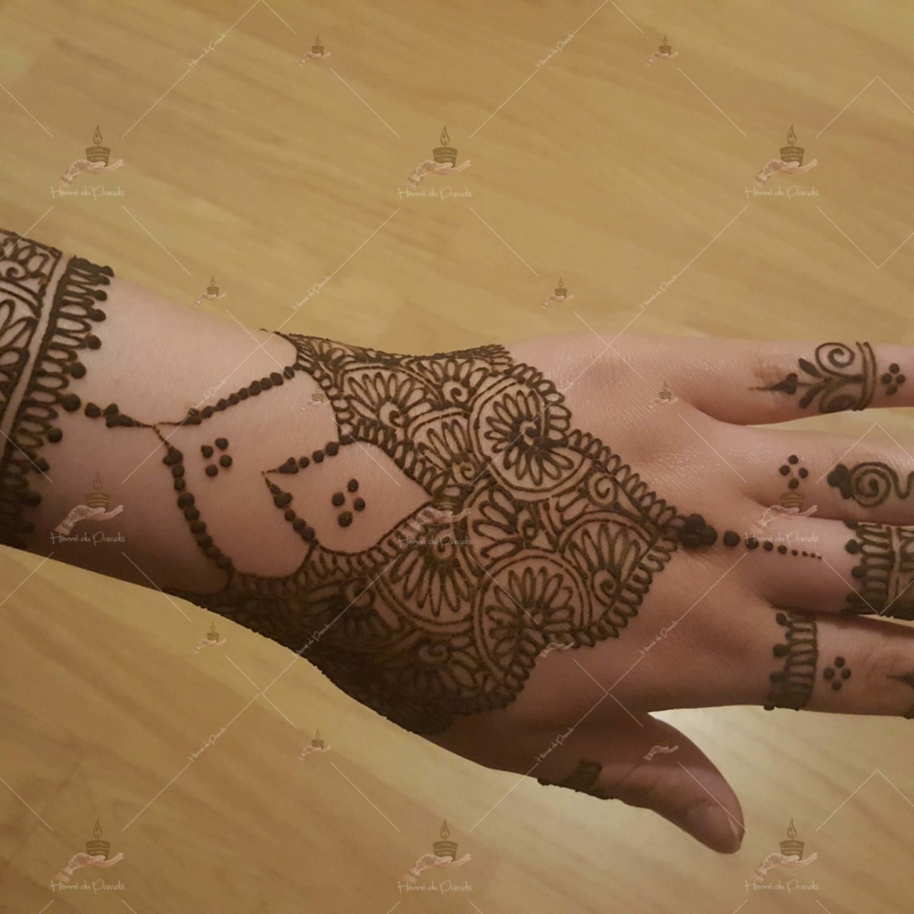 prestation henné du paradis mariage paris naturel henna henne domicile hlel tatouage fiancailles fassi mehendi day pas cher noir blanc rouge ile de france pose 78 yvelines mureaux poissy meulan argenteuil invitee main mariée