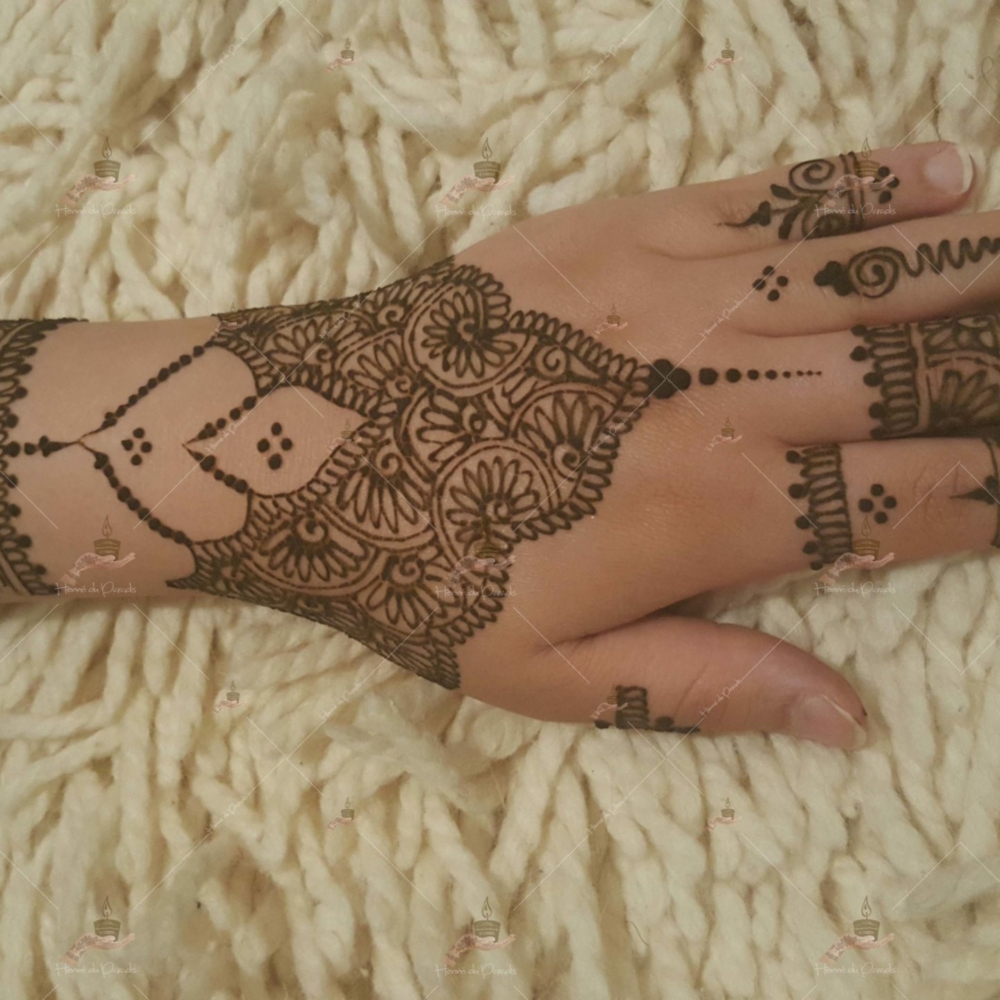 prestation henné du paradis mariage paris naturel henna henne domicile hlel tatouage fiancailles fassi mehendi day pas cher noir blanc rouge ile de france pose 78 yvelines mureaux poissy meulan argenteuil invitee main mariée