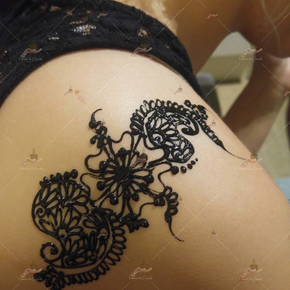 prestation henné du paradis mariage paris naturel henna henne domicile hlel tatouage fiancailles fassi mehendi day pas cher noir blanc rouge ile de france pose 78 yvelines mureaux poissy meulan argenteuil épaule invitee main mariée