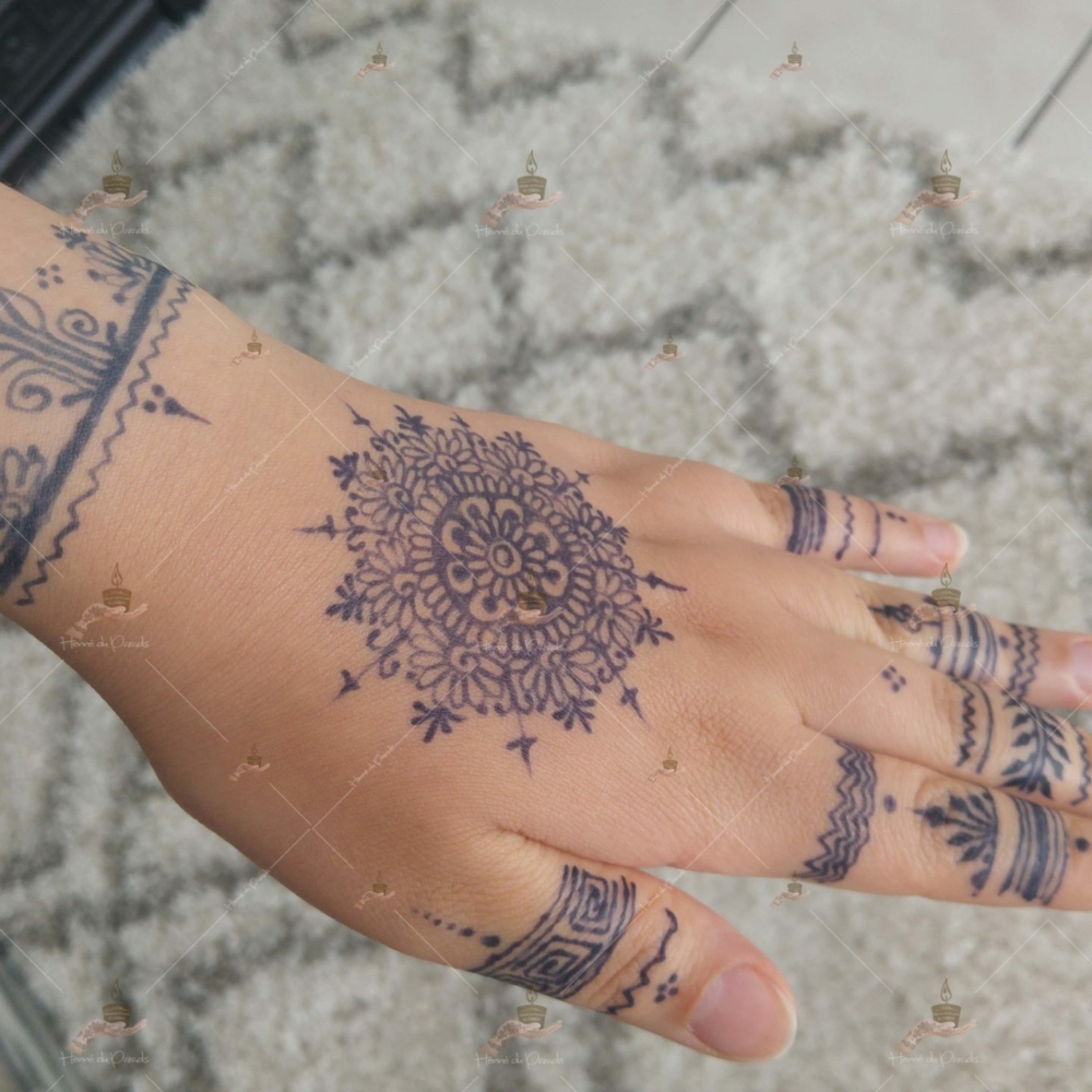 prestation henné du paradis mariage paris naturel henna henne domicile hlel tatouage fiancailles fassi mehendi day pas cher noir blanc rouge ile de france pose 78 yvelines mureaux poissy meulan argenteuil invitee main mariée