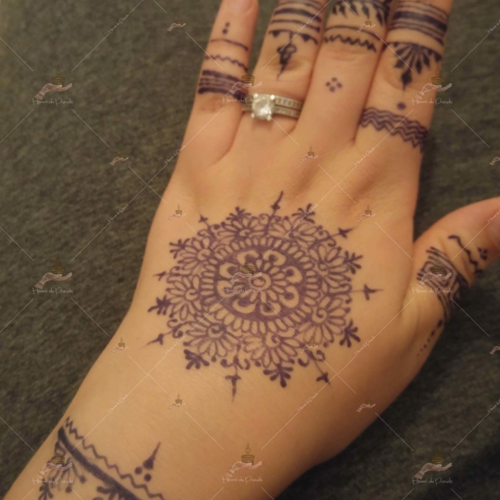 prestation henné du paradis mariage paris naturel henna henne domicile hlel tatouage fiancailles fassi mehendi day pas cher noir blanc rouge ile de france pose 78 yvelines mureaux poissy meulan argenteuil invitee main mariée