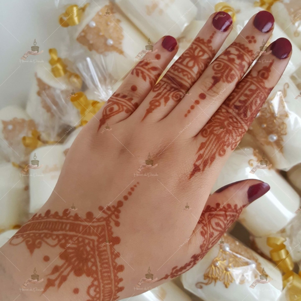 prestation henné du paradis mariage paris naturel henna henne domicile hlel tatouage fiancailles fassi mehendi day pas cher noir blanc rouge ile de france pose 78 yvelines mureaux poissy meulan argenteuil invitee main mariée