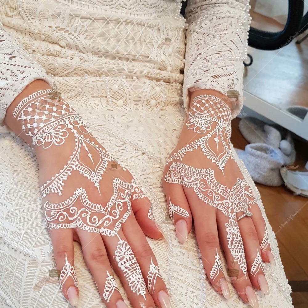 prestation henné du paradis mariage paris naturel henna henne domicile hlel tatouage fiancailles fassi mehendi day pas cher noir blanc rouge ile de france pose 78 yvelines mureaux poissy meulan argenteuil invitee main mariée